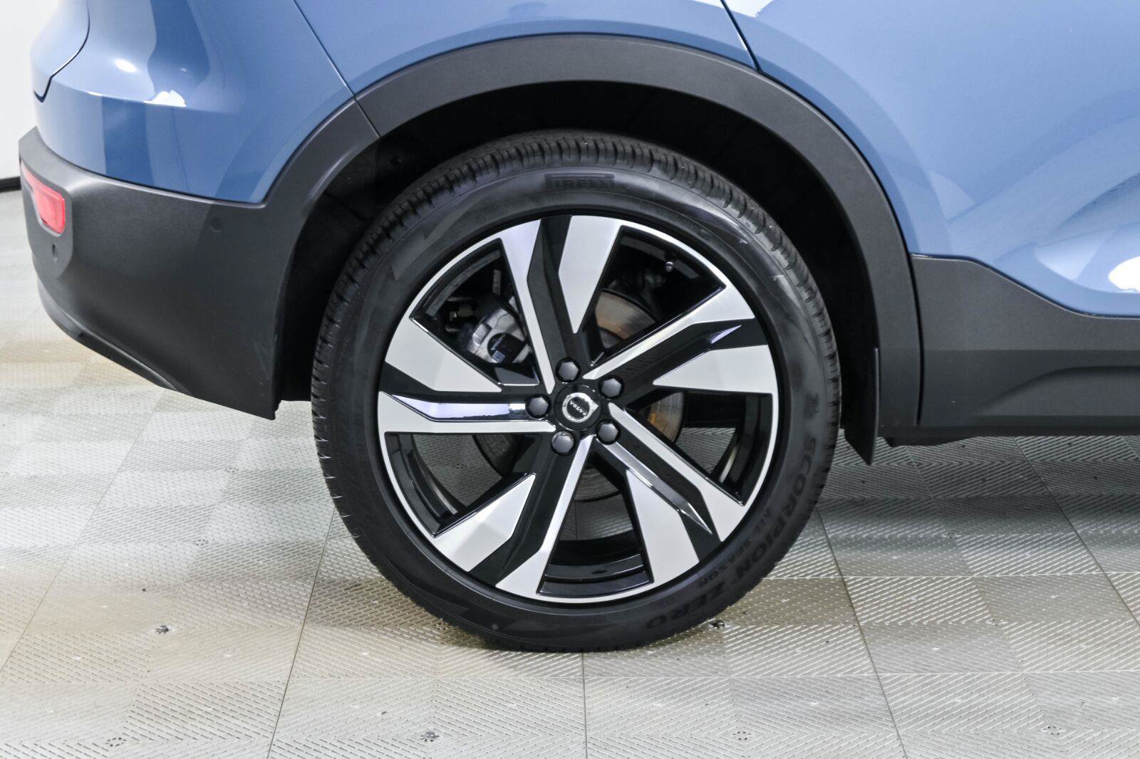 Used 2024 Volvo XC40 B5 Plus w/ Protection Package Premier AWD/4WD image 38