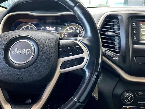 Used 2018 Jeep Cherokee Latitude w/ Altitude Package AWD/4WD image 11