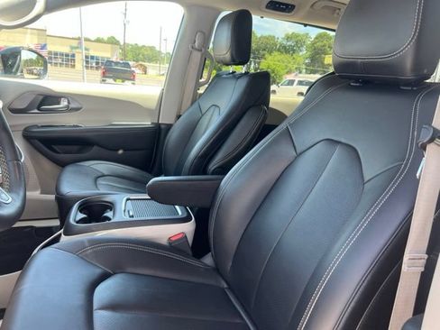 Used 2024 Chrysler Pacifica Touring-L FWD image 16