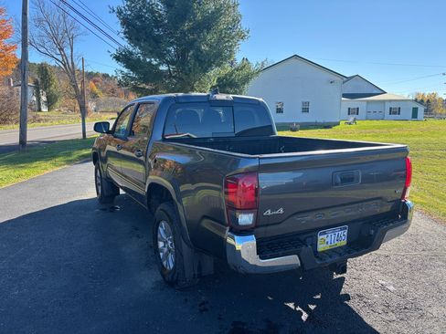 Used 2018 Toyota Tacoma TRD Off-Road image 7