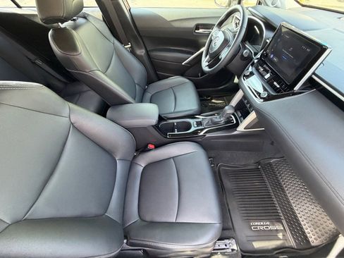 Used 2025 Toyota Corolla Cross XLE w/ Convenience Package FWD image 11