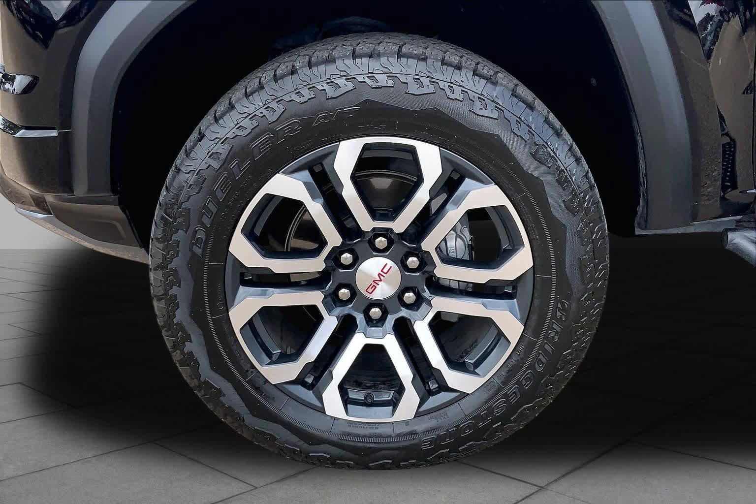 Used 2024 GMC Canyon AT4 w/ AT4 Premium Package AWD/4WD image 11
