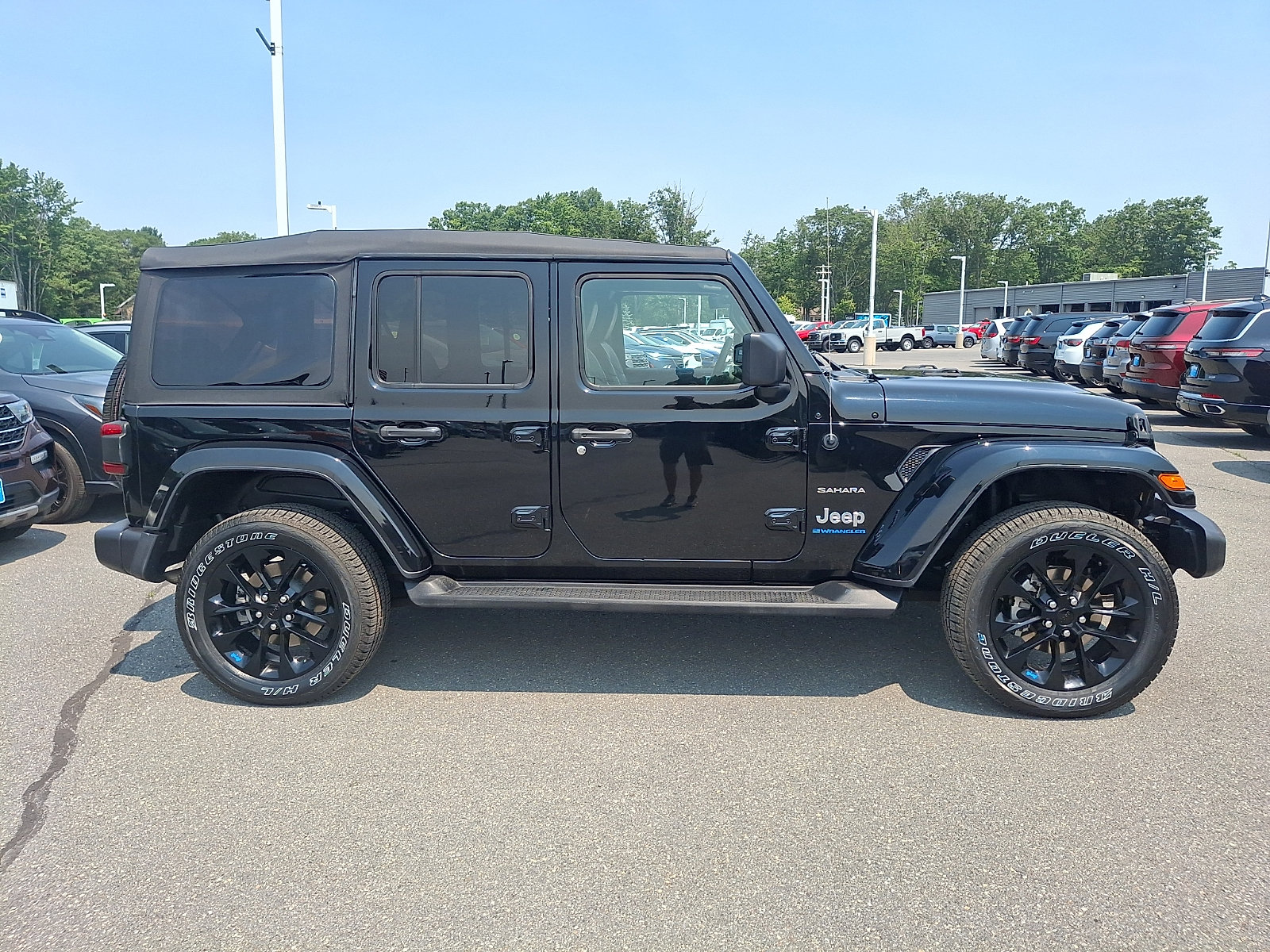 Used 2023 Jeep Wrangler Unlimited Sahara AWD/4WD image 7