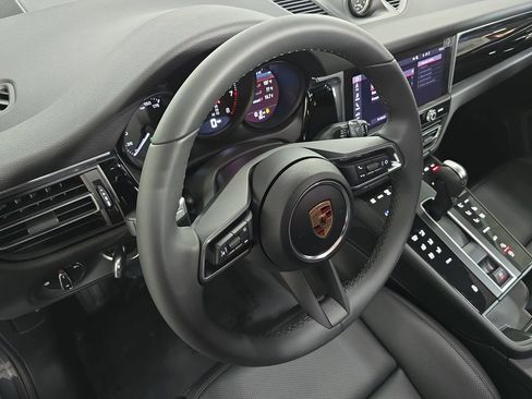 New 2026 Porsche Macan image 4