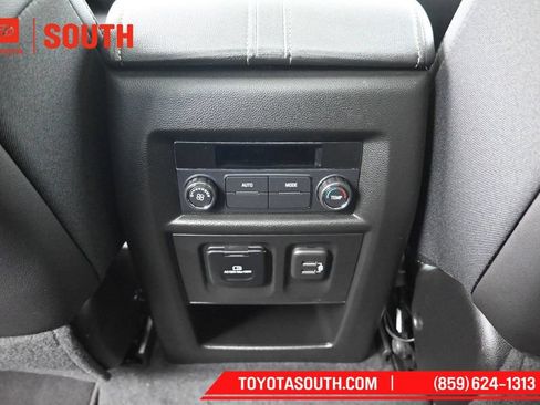 Used 2023 Chevrolet Traverse LT w/ LT Premium Package AWD/4WD image 27