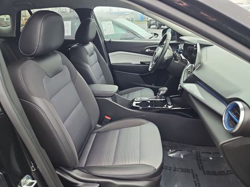 Certified 2025 Chevrolet Trax LT w/ LT Convenience Package image 28