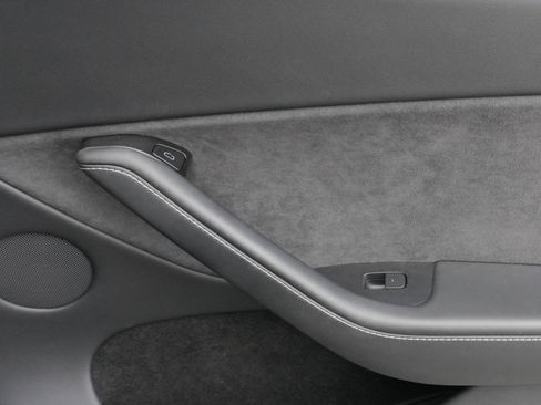 Used 2024 Tesla Model Y Long Range image 31