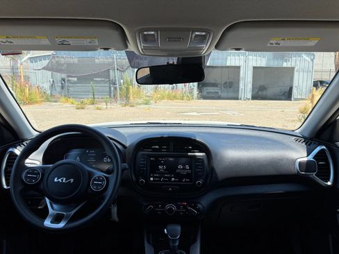 Used 2025 Kia Soul LX w/ LX Technology Package FWD image 31