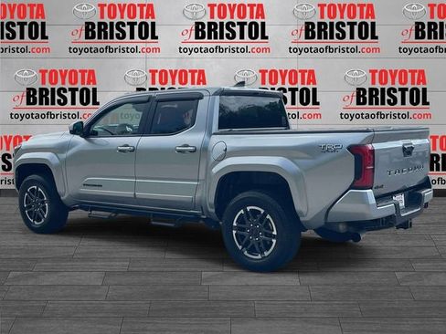 Used 2025 Toyota Tacoma TRD Sport AWD/4WD image 5