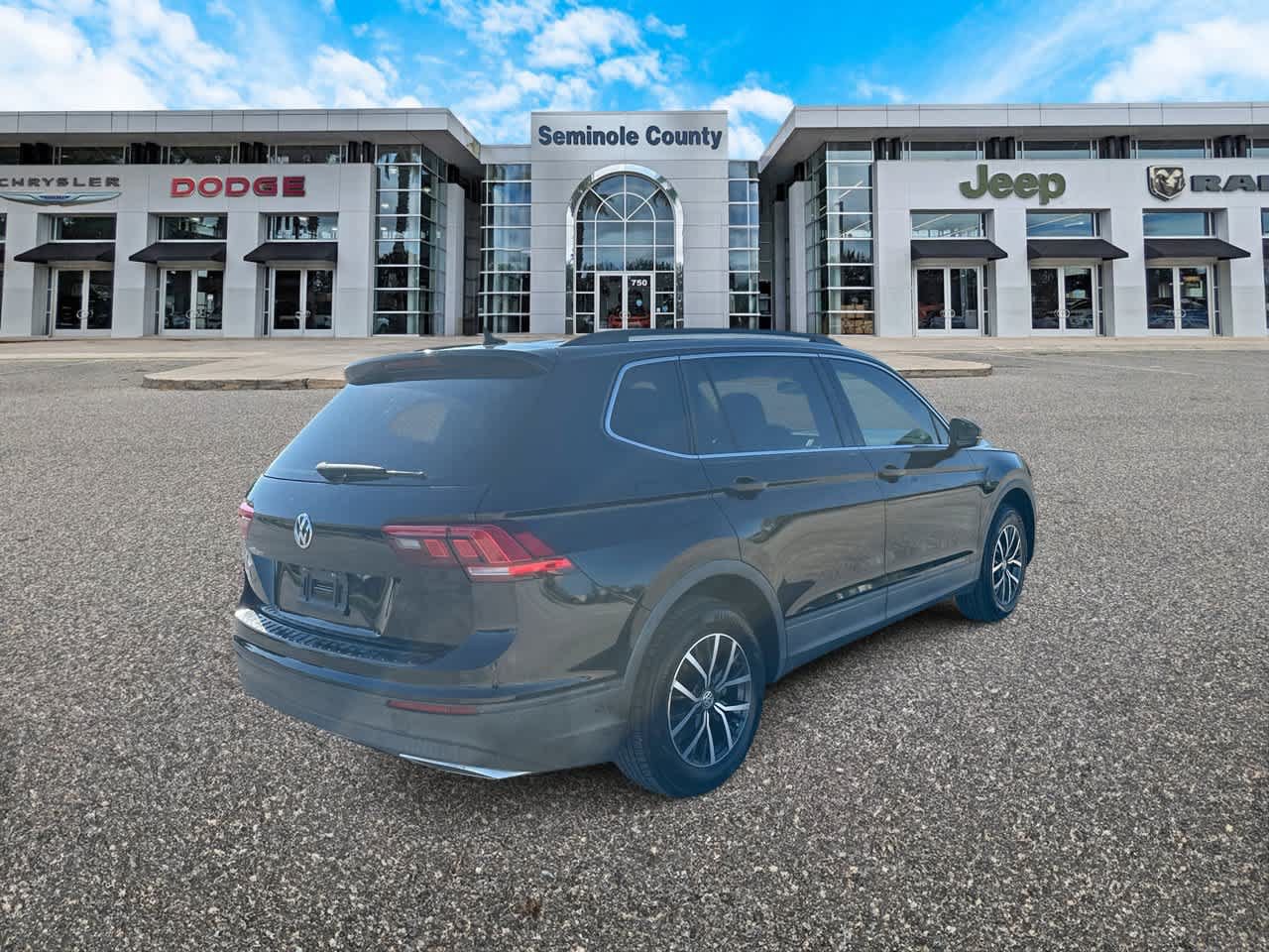 Used 2019 Volkswagen Tiguan SE w/ Panoramic Sunroof Package FWD image 8
