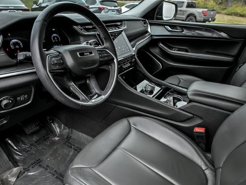 Used 2022 Jeep Grand Cherokee Laredo w/ Luxury Tech Group I image 13