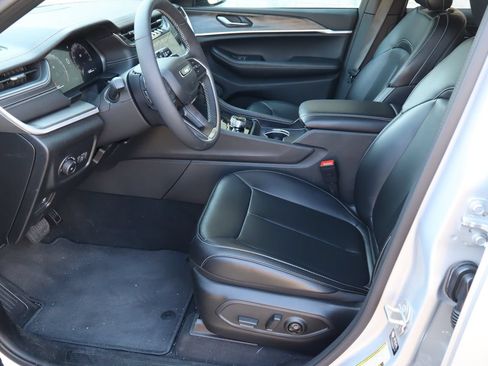 Used 2025 Jeep Grand Cherokee L Limited w/ Black Appearance Package AWD/4WD image 15