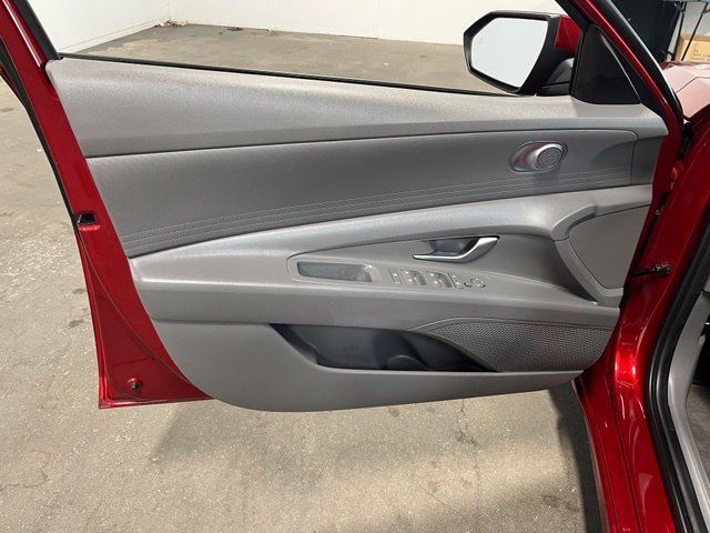 Used 2023 Hyundai Elantra SE FWD image 25