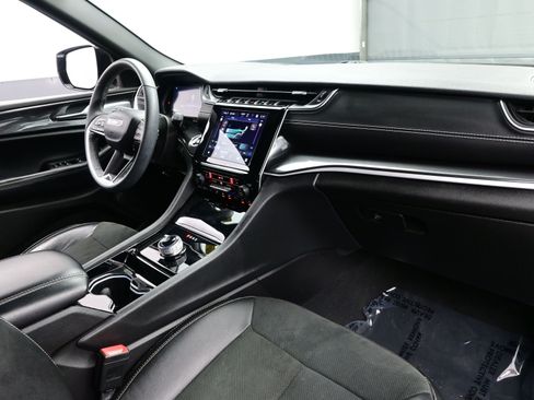 Used 2023 Jeep Grand Cherokee L Laredo image 14