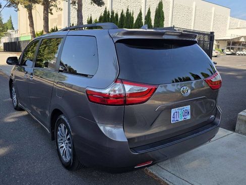 Used 2018 Toyota Sienna XLE image 5