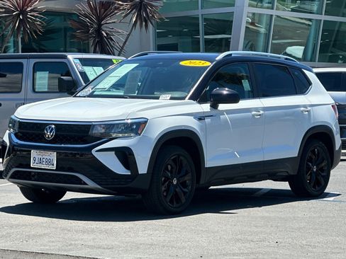 Used 2023 Volkswagen Taos SE w/ Panoramic Sunroof Package FWD image 8