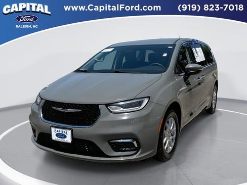 Used 2023 Chrysler Pacifica Touring-L FWD image 1