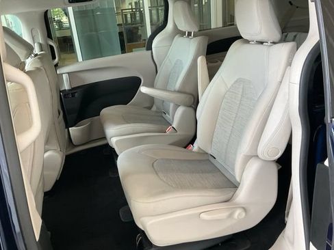 Used 2018 Chrysler Pacifica Touring Plus FWD image 13