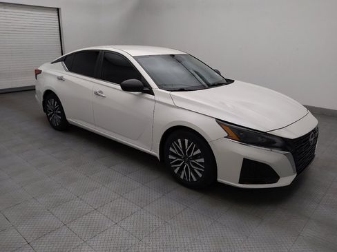 Used 2024 Nissan Altima 2.5 SV FWD image 11