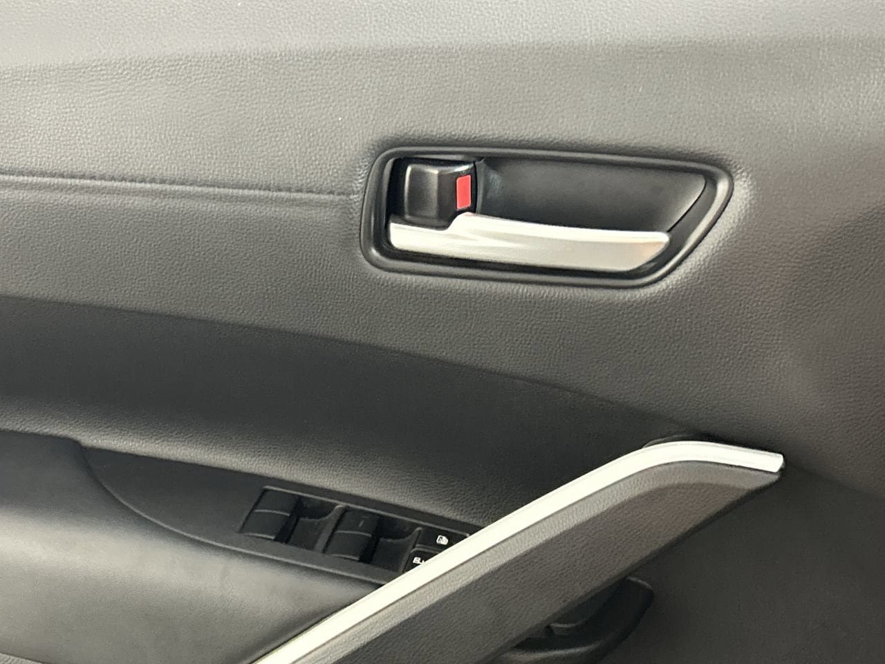 Used 2025 Toyota Corolla Cross XLE w/ Convenience Package FWD image 20