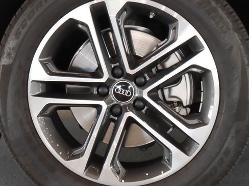 Certified 2025 Audi Q5 Premium w/ Convenience Package AWD/4WD image 5