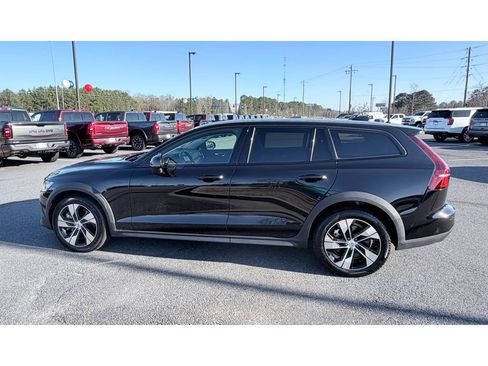 Used 2025 Volvo V60 B5 Cross Country Plus image 5