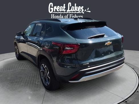 Used 2025 Chevrolet Trax LT FWD image 3