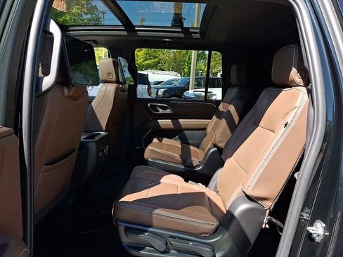 Used 2023 Chevrolet Suburban High Country AWD/4WD image 10