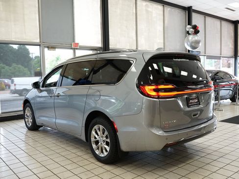 Used 2021 Chrysler Pacifica Touring-L w/ Uconnect Theater Family Group AWD/4WD image 5