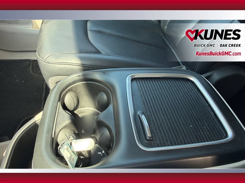 Used 2024 Chrysler Pacifica Touring-L FWD image 30