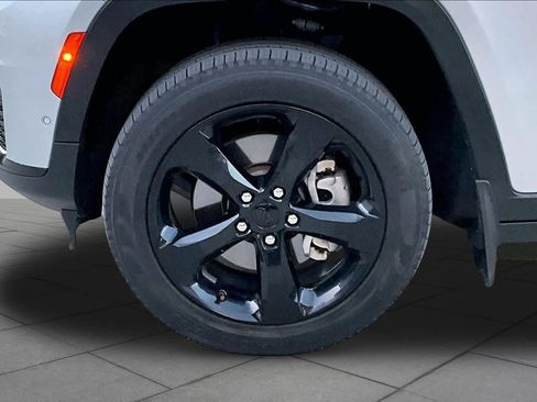 Used 2023 Jeep Grand Cherokee L Limited w/ Luxury Tech Group II AWD/4WD image 11