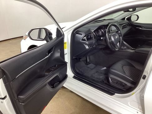 Used 2022 Toyota Camry SE w/ Convenience Package FWD image 9