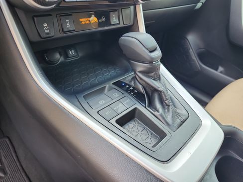 Used 2019 Toyota RAV4 XLE w/ Convenience Package FWD image 14