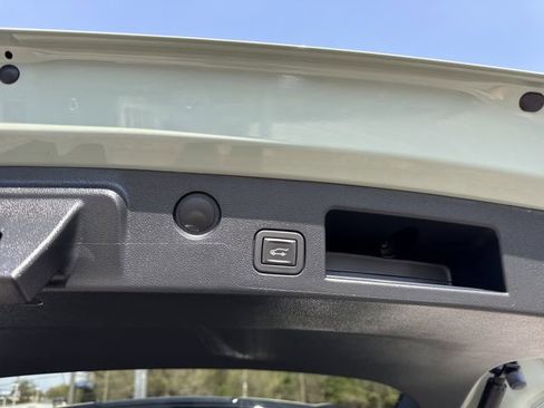 Used 2025 Chevrolet Equinox LT w/ Convenience Package II image 32