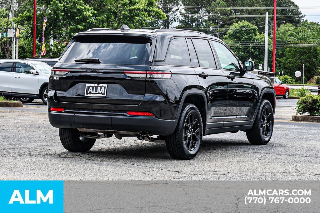 Used 2025 Jeep Grand Cherokee Altitude AWD/4WD image 5