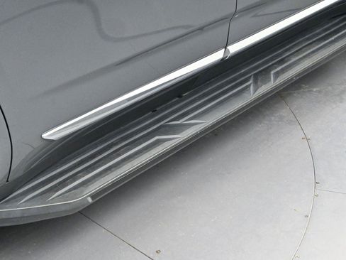 Used 2022 GMC Yukon SLT w/ SLT Premium Package image 9