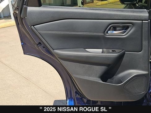 Used 2025 Nissan Rogue SL AWD/4WD image 18