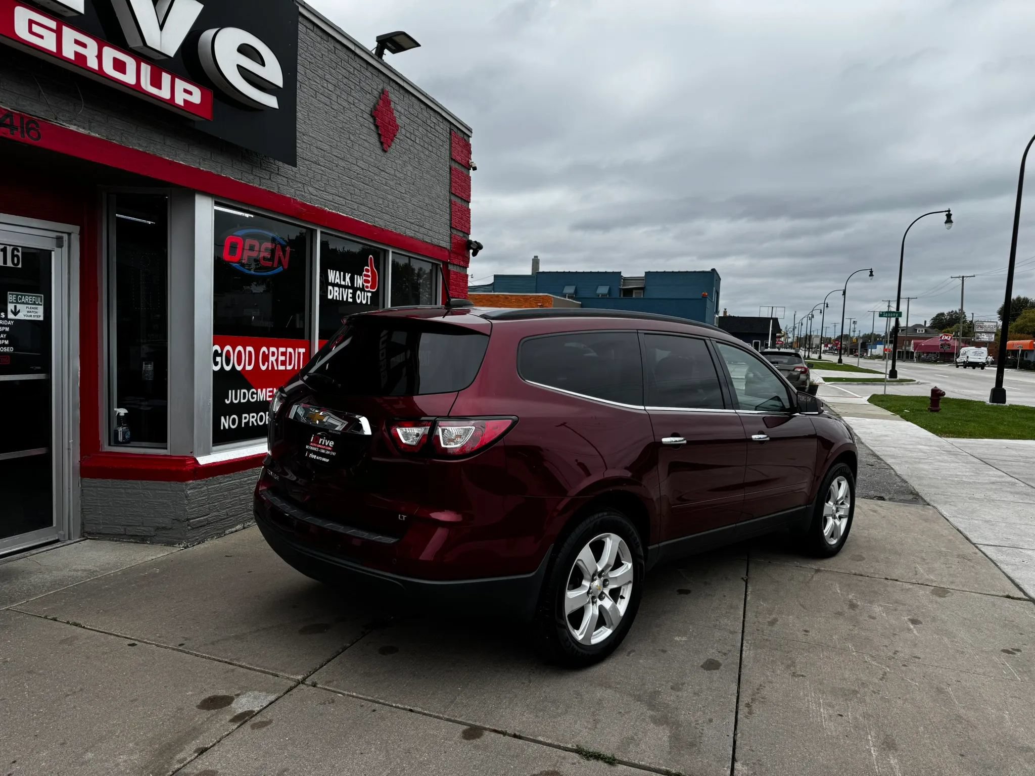 Used 2017 Chevrolet Traverse LT w/ Style and Technology Package FWD image 5