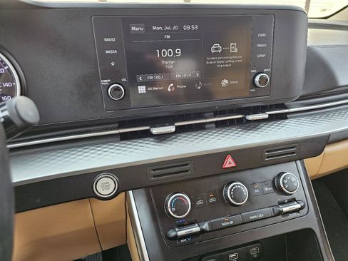 Used 2022 Kia Carnival LX FWD image 21