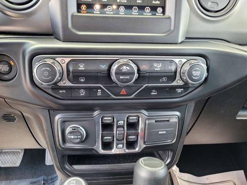 Used 2022 Jeep Gladiator Willys image 18