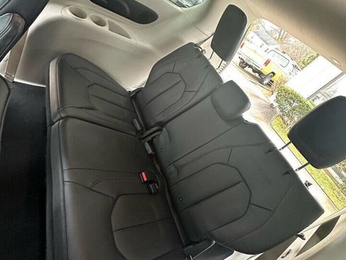 Used 2018 Chrysler Pacifica Touring-L Plus image 18