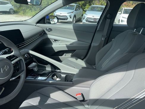 Used 2025 Hyundai Elantra SEL image 6