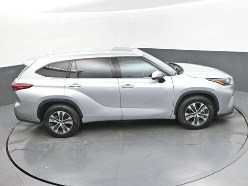 Used 2022 Toyota Highlander XLE FWD image 35