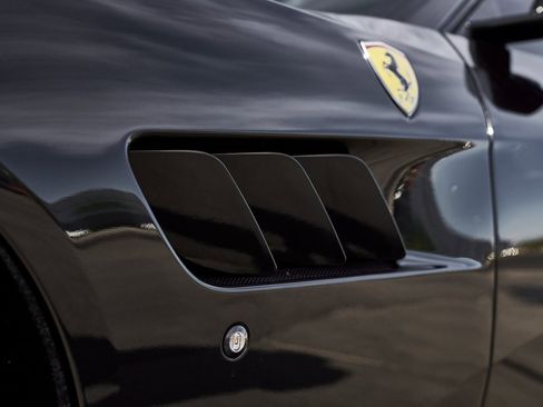 Used 2018 Ferrari GTC4Lusso image 8