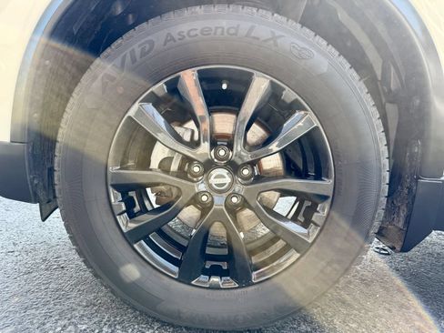 Used 2017 Nissan Rogue SV AWD/4WD image 27