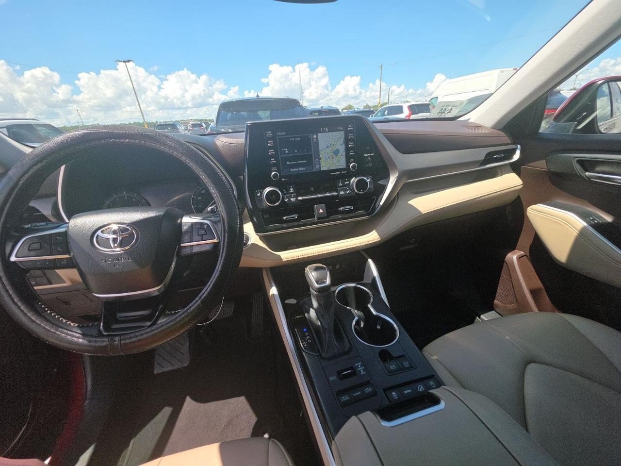 Used 2021 Toyota Highlander XLE AWD/4WD image 13
