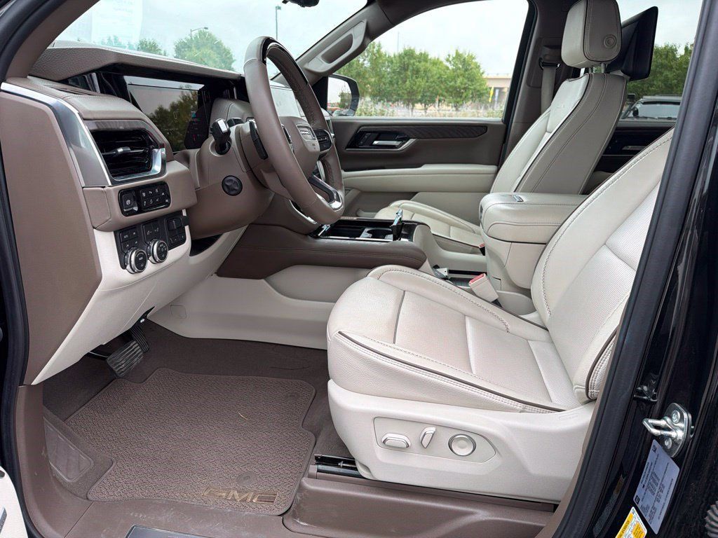 Used 2025 GMC Yukon Denali w/ Denali Reserve Package AWD/4WD image 10