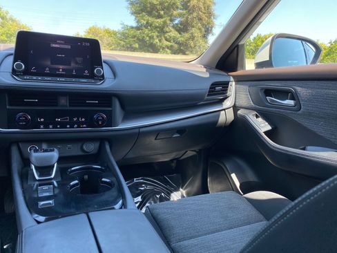 Used 2023 Nissan Rogue SV image 18