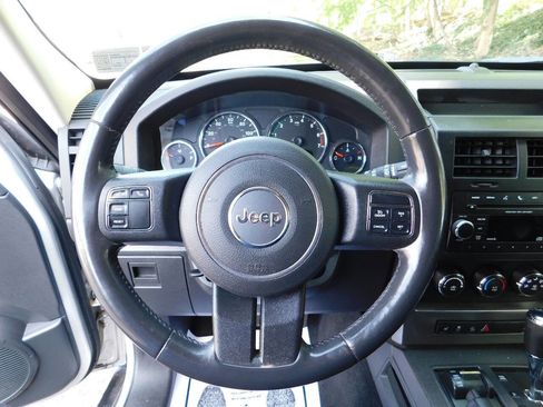 Used 2012 Jeep Liberty Sport image 16