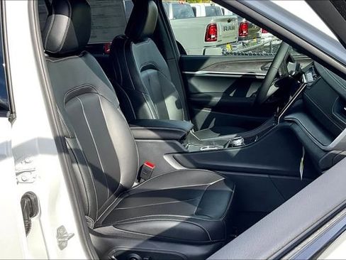 New 2025 Jeep Grand Cherokee Limited w/ Black Appearance Package image 28